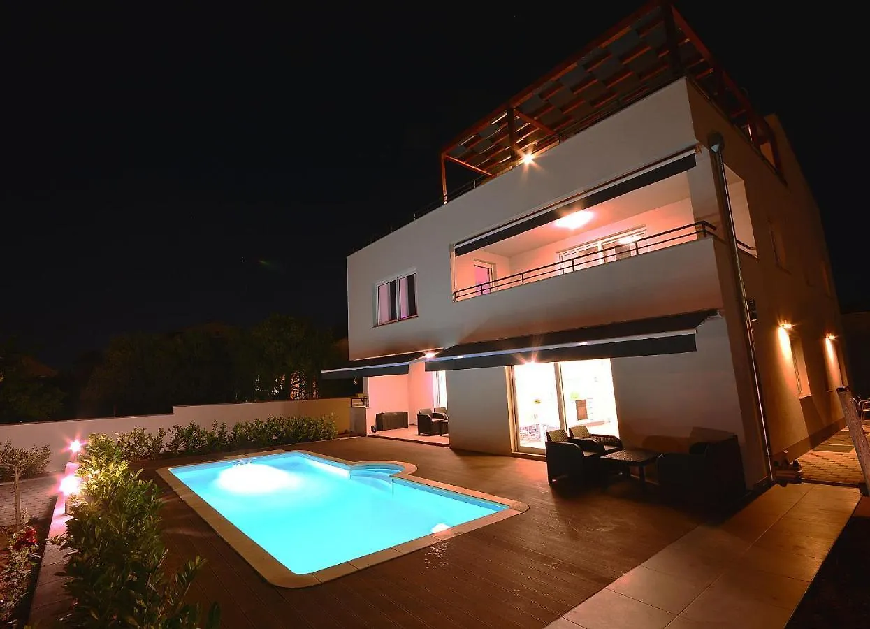 Apartment 3 With The Private Jacuzzi Turanj