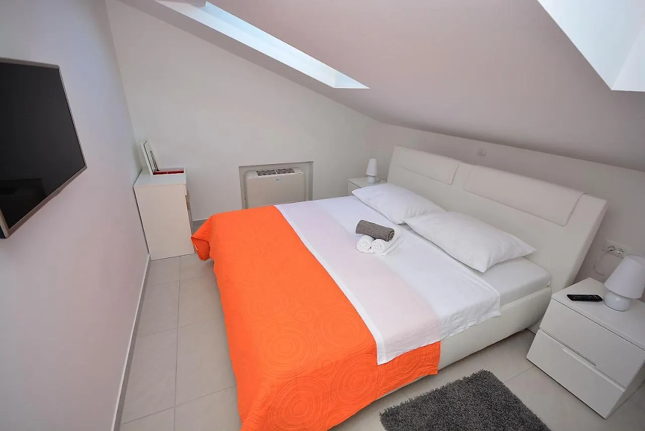 Apartment 3 With The Private Jacuzzi Turanj 0*,