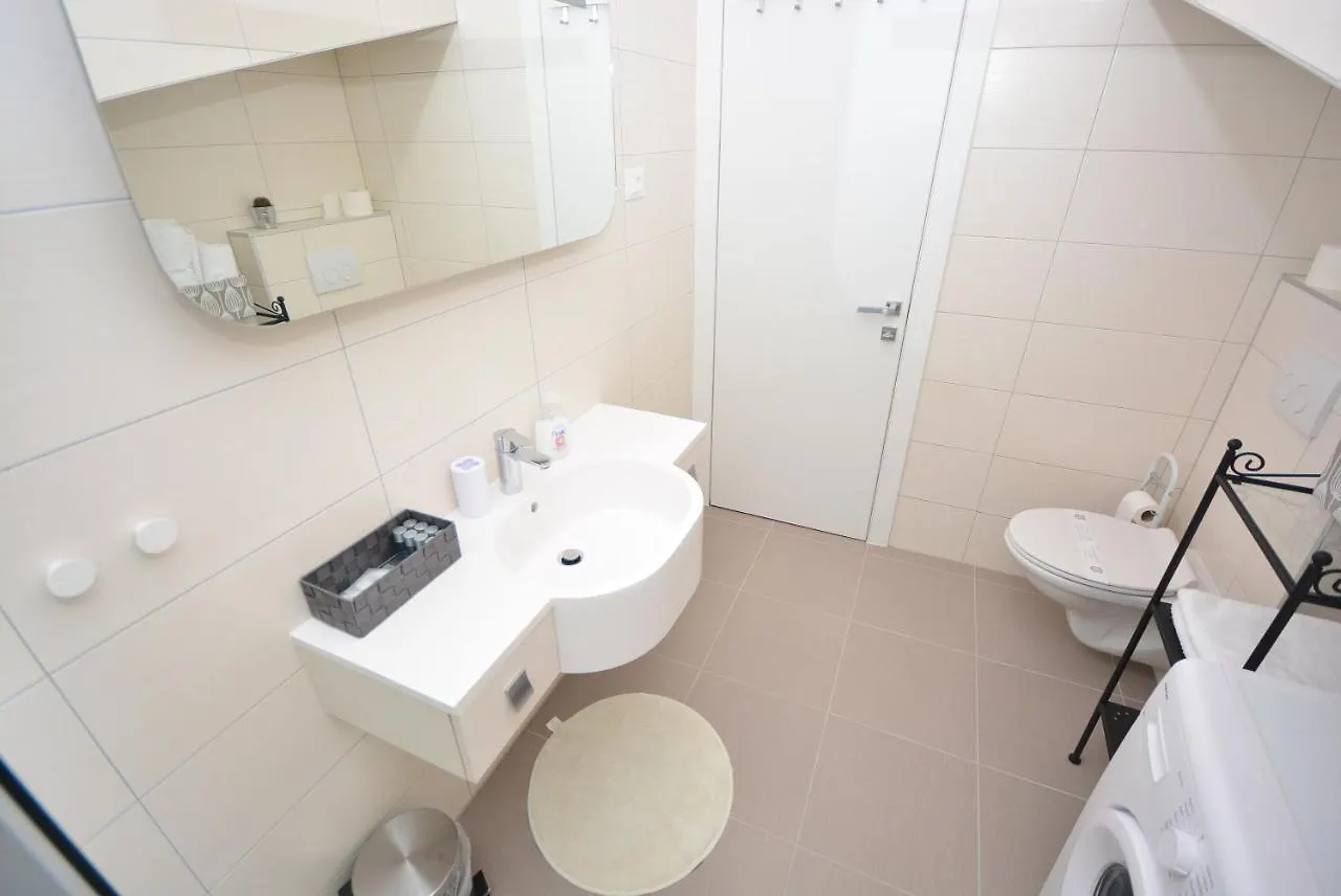 Apartment 3 With The Private Jacuzzi Turanj
